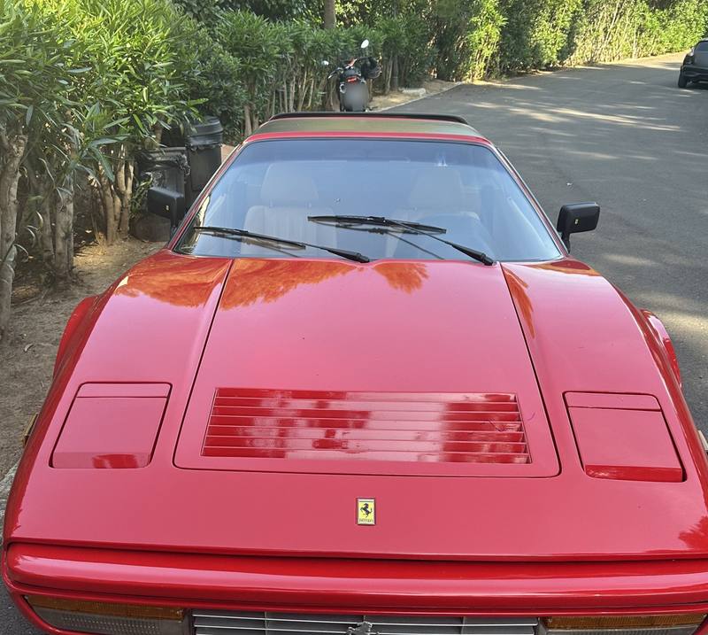 Ferrari rojo recién lavado aparcado en una calle de Valencia