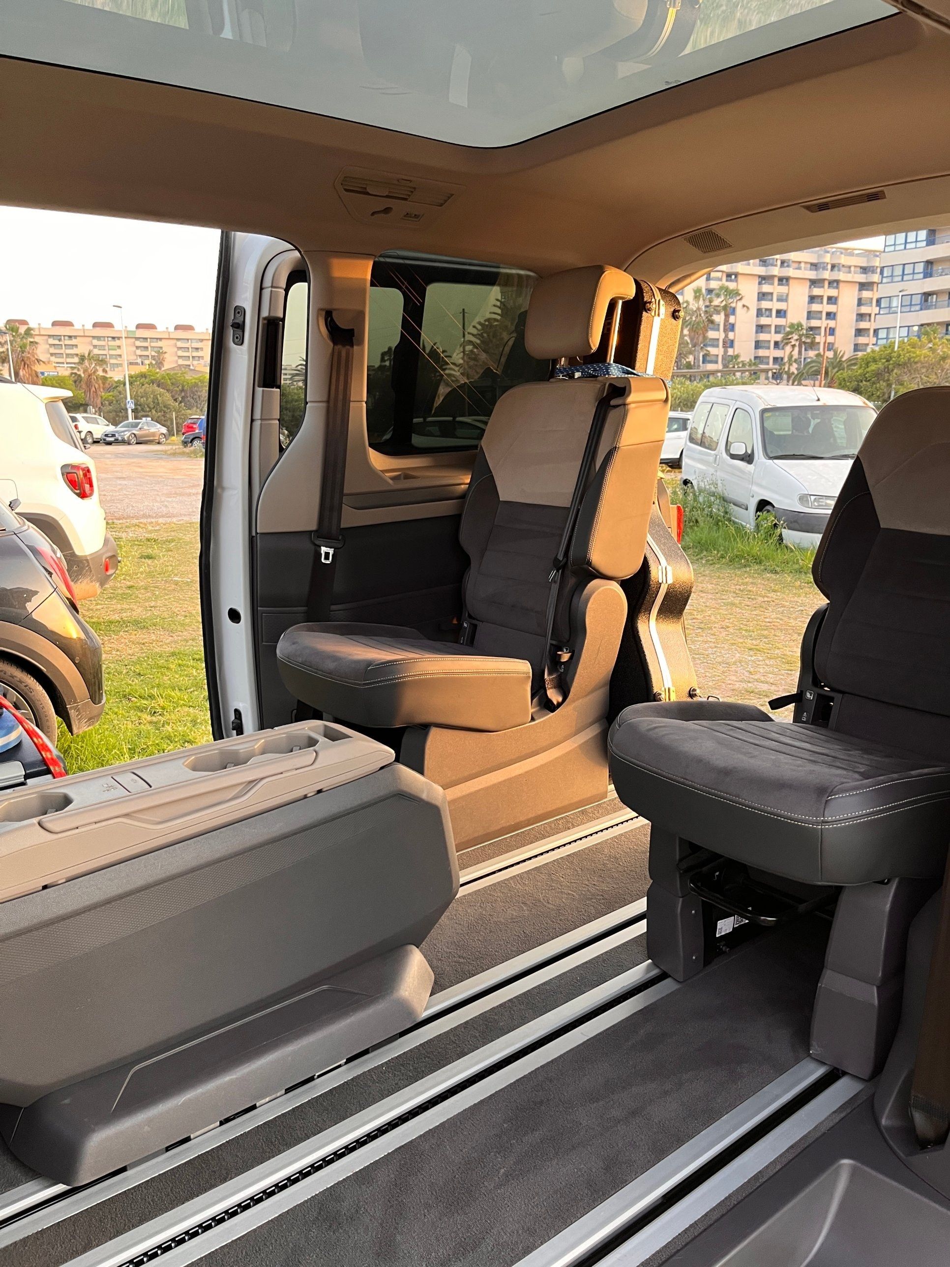 Interior de una furgoneta de pasajeros con los asientos individuales y el suelo limpios