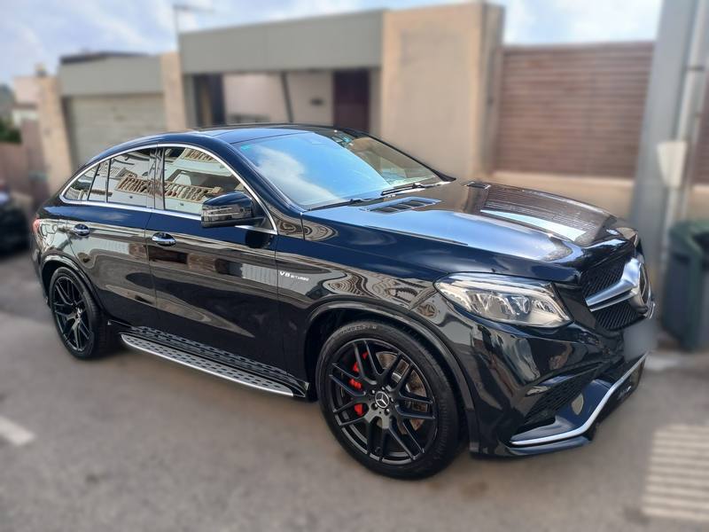 Mercedes-AMG GLE Coupé negro recién lavado, vista lateral con las llantas negras limpias