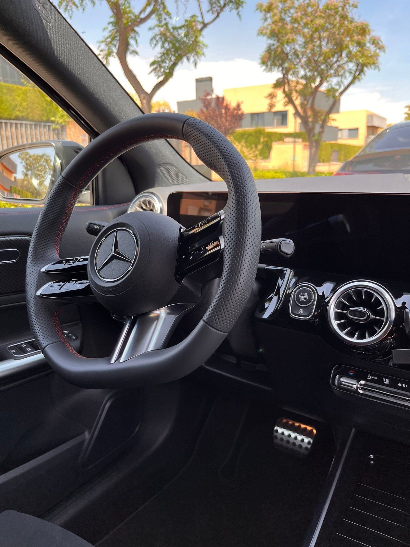 Volante y salpicadero de un Mercedes limpios y sin polvo