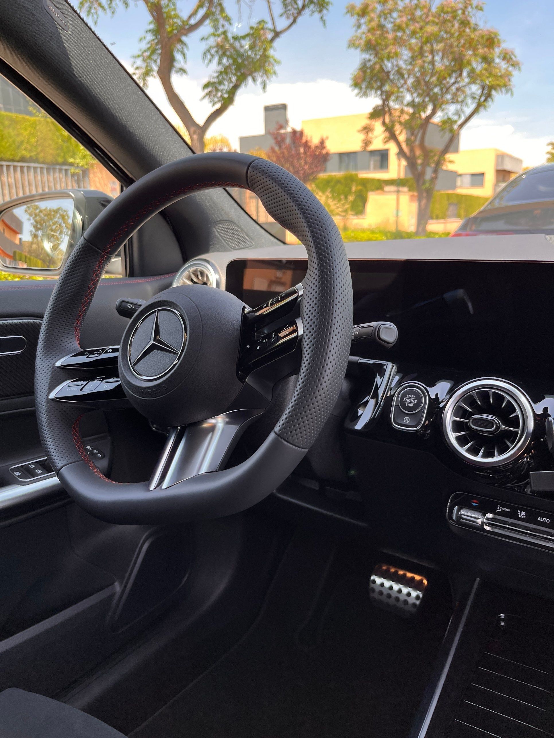 Volante de un Mercedes y salpicadero limpios, con las rejillas de ventilación sin polvo